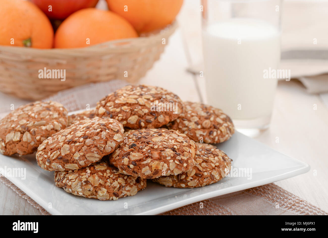 Stillleben mit Vollkorn Cookies, Milch und Obst Stockfoto