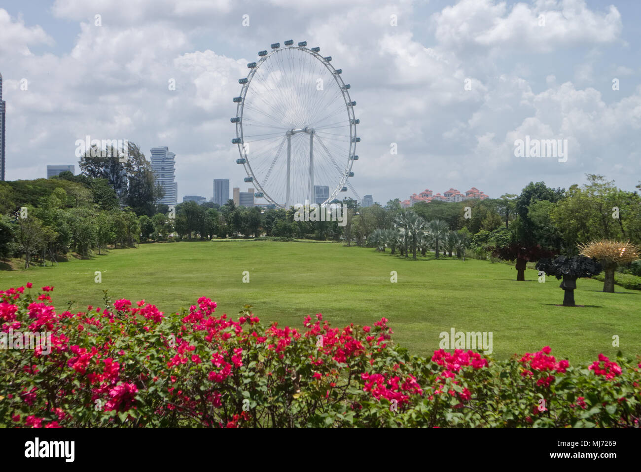 Ein stadtbild Blick auf den Eingang der Gärten durch die Bay Park in Singapur mit dem "Singapur Flyer "Riesenrad im Hintergrund. Stockfoto