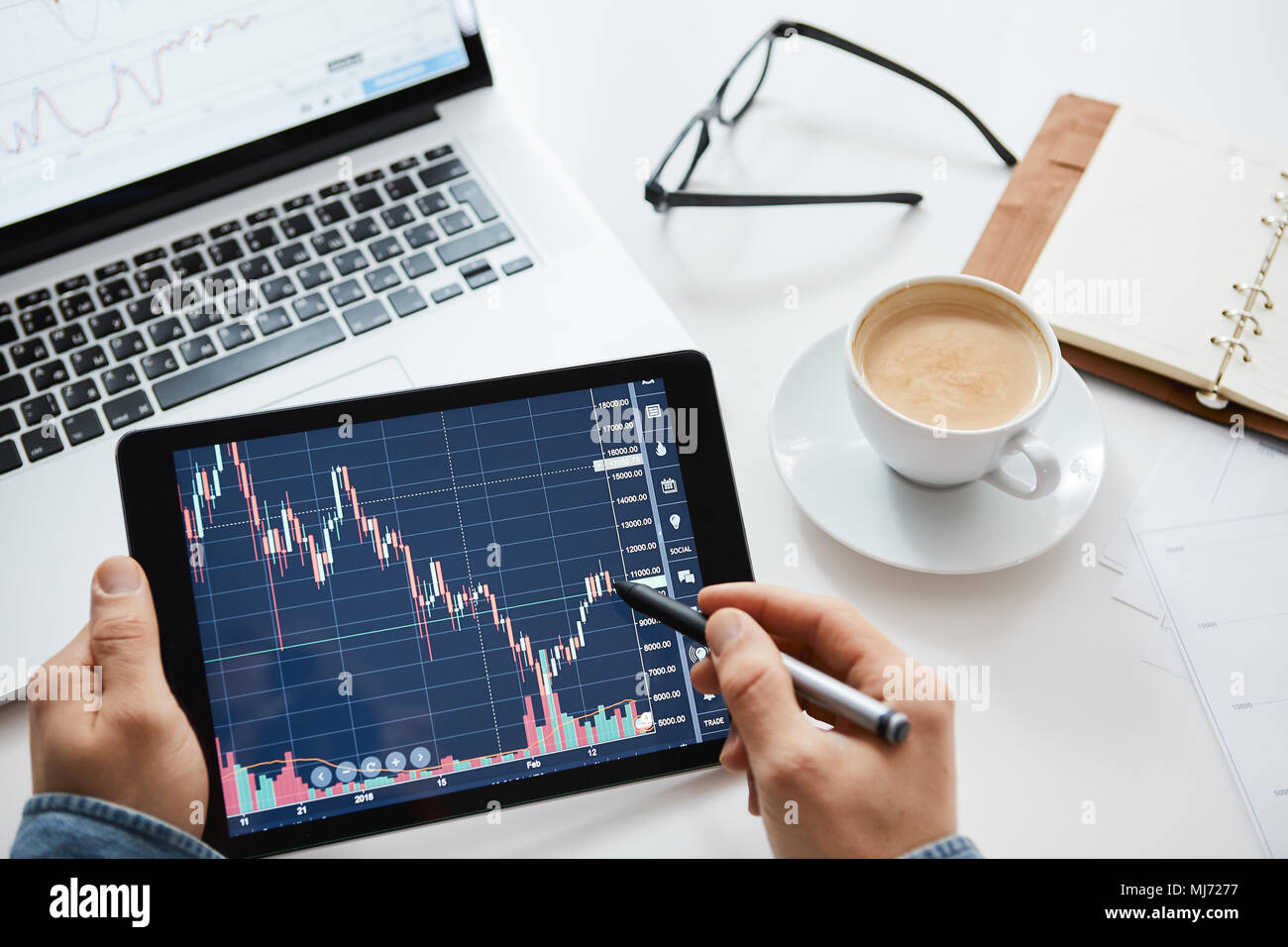Investor gerade die Änderung der Börse auf Tablet Stockfoto