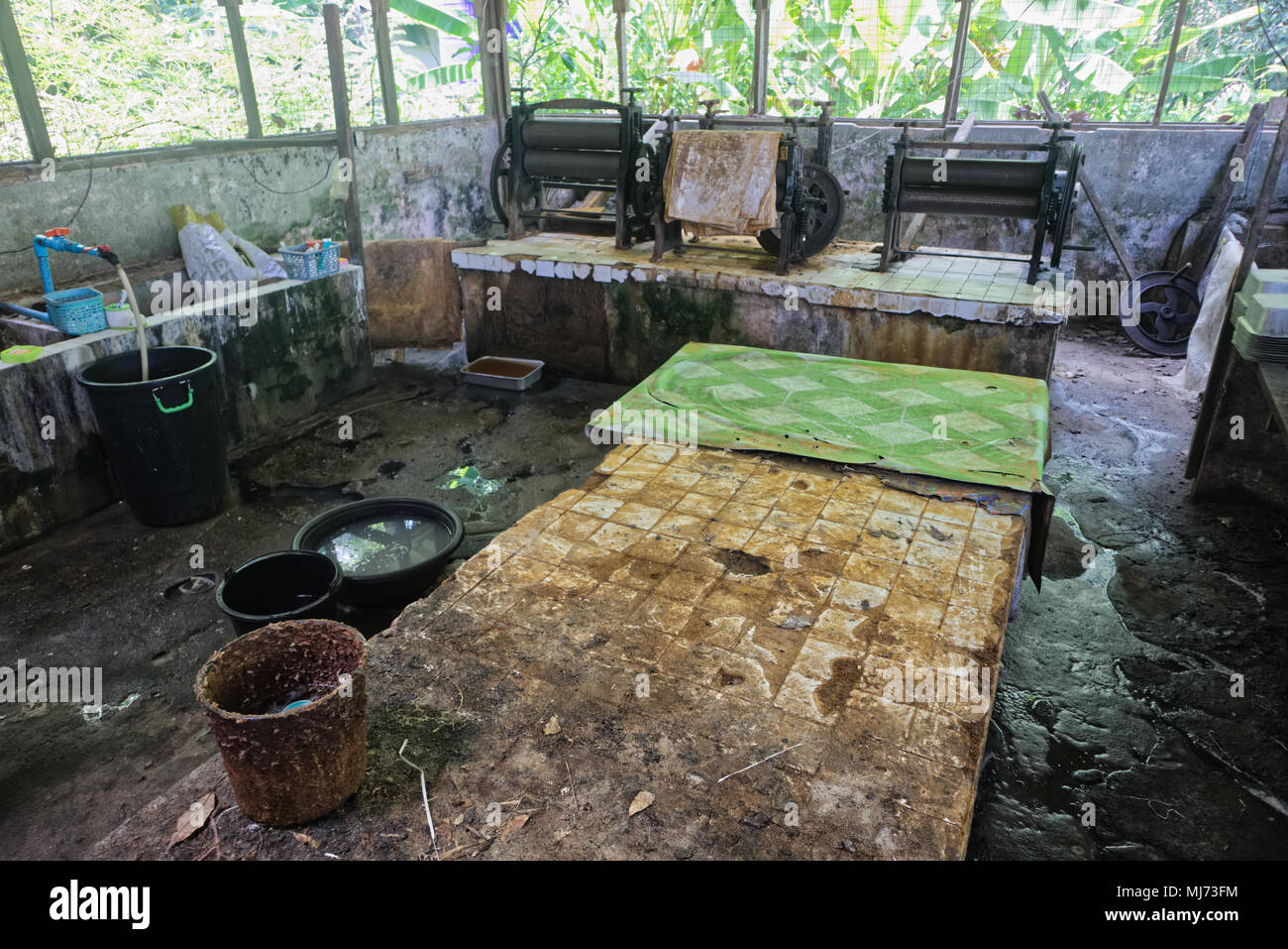 Phuket/Thailand - 11 April 2018: eine kleine Werkstatt zur Behandlung, Mühle und Prozess Gummi es aus SAP in matten zu den lokalen Indus verkauft werden zu drehen Stockfoto