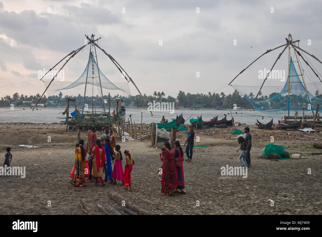 Kochi (Cochin) Kerala/Indien - 15. April 2018: Fischernetze liegen leere auf einem Strand in Cochin (Kochi) neben chinesischen Fischernetze (Cheena vala) o Stockfoto