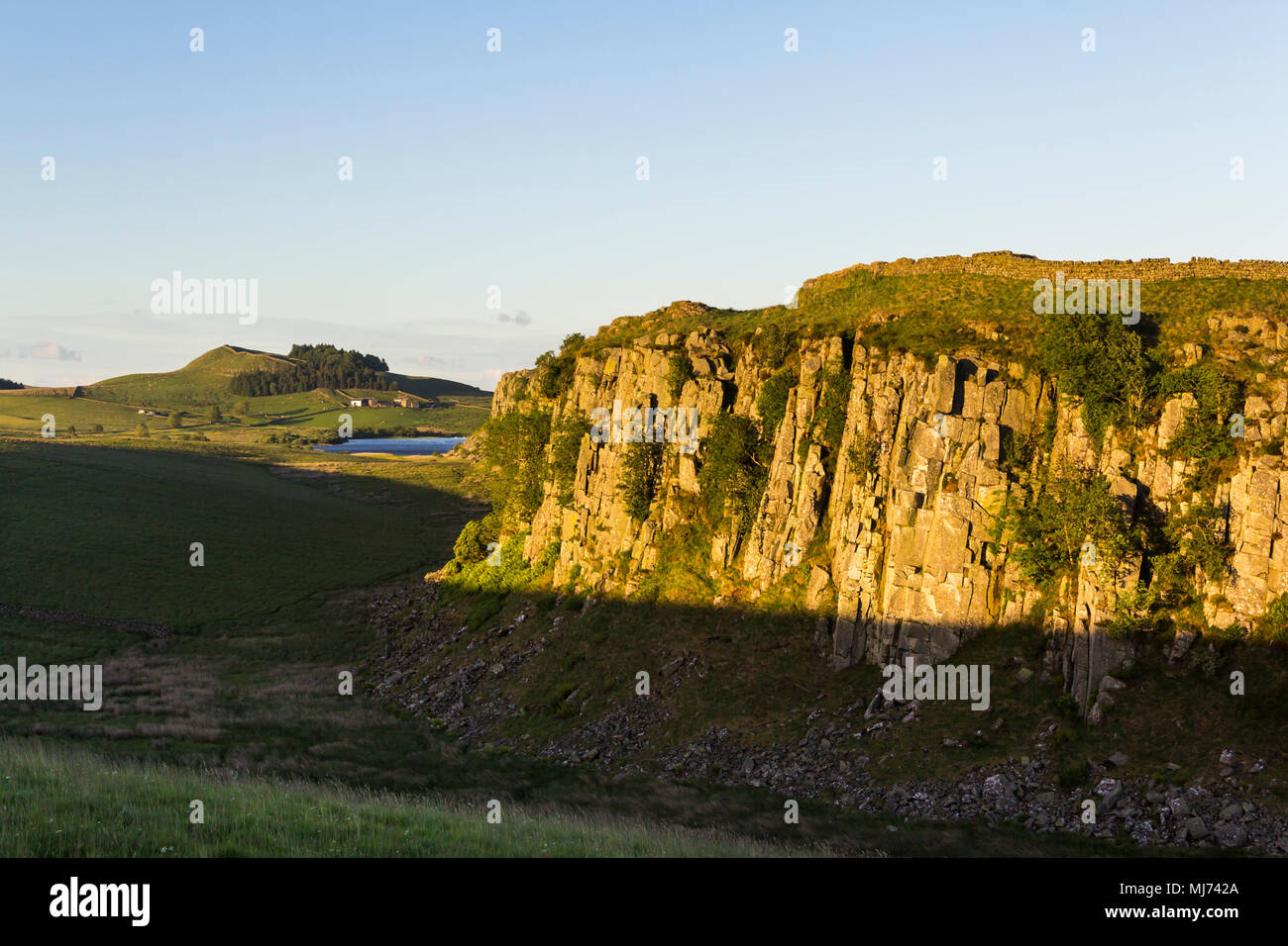 Hadrians Wall hat erstreckt sich die nutzen die natürliche Abwehr Chancen der großen Whin Sill, Northumberland Aufschlüsse. Stockfoto