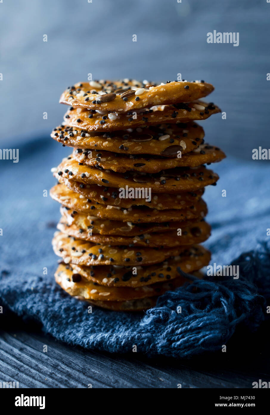 Cracker mit Mix Samen über dunklen rustikalen Hintergrund Stockfoto