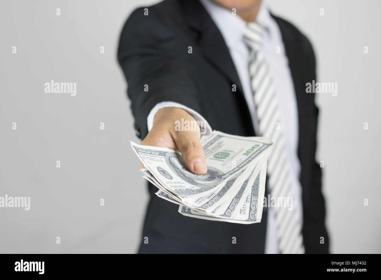 Geschäftsmann Show und Geld geben, Konzept zu verdienen, Korruption und Investitionen Stockfoto