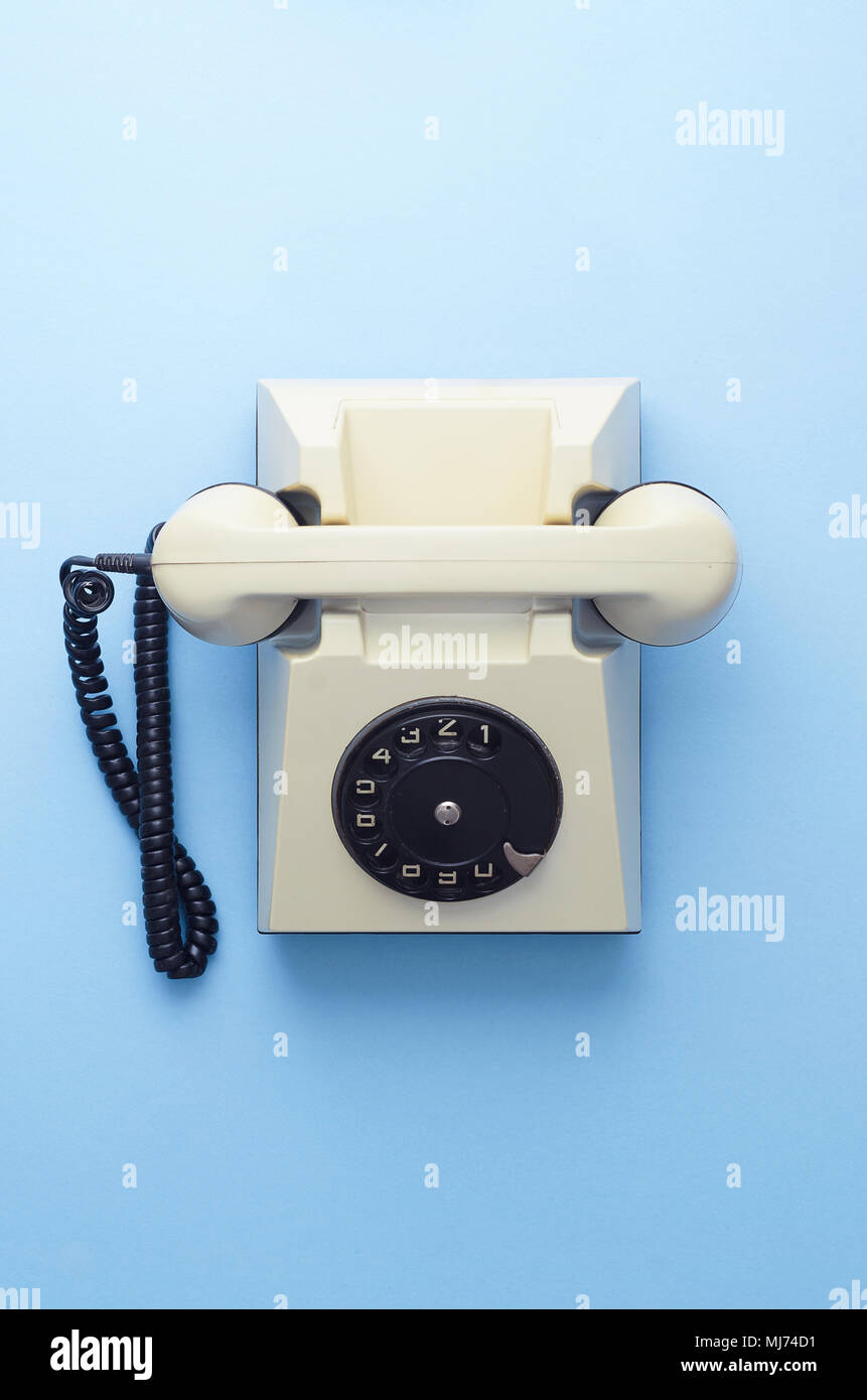 Retro rotary Telefon über blauen Hintergrund, oben anzeigen Stockfoto