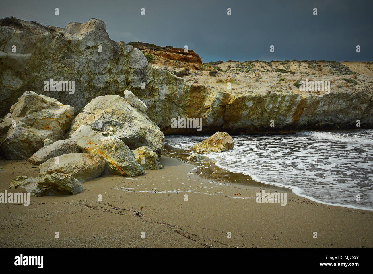 Schöner Strand mit Felsformationen auf der Insel Milos, Griechenland Stockfoto