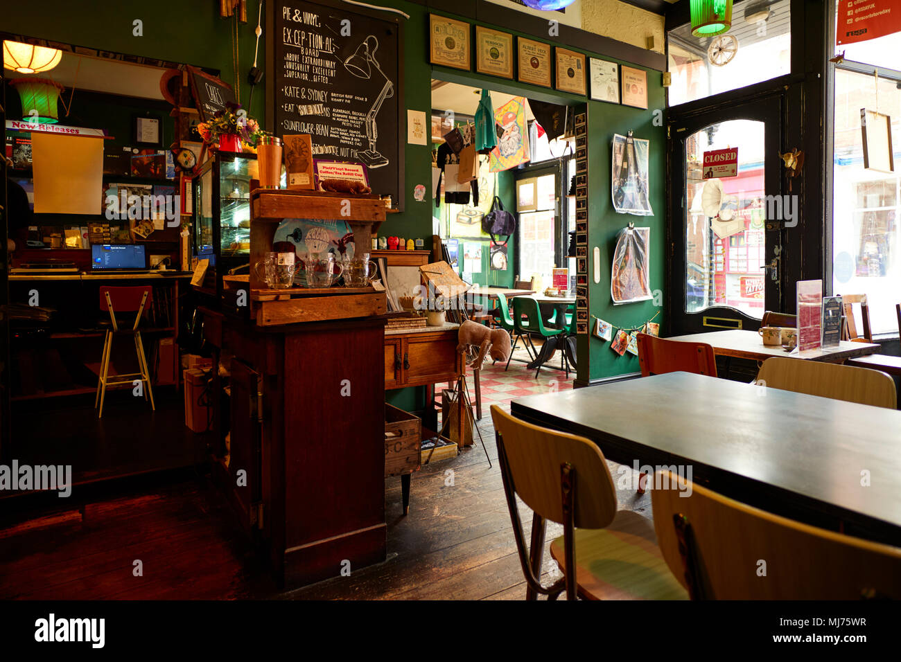 Innenraum der Torte und Vinyl cafe in Castle Road, Southsea, Portsmouth Stockfoto