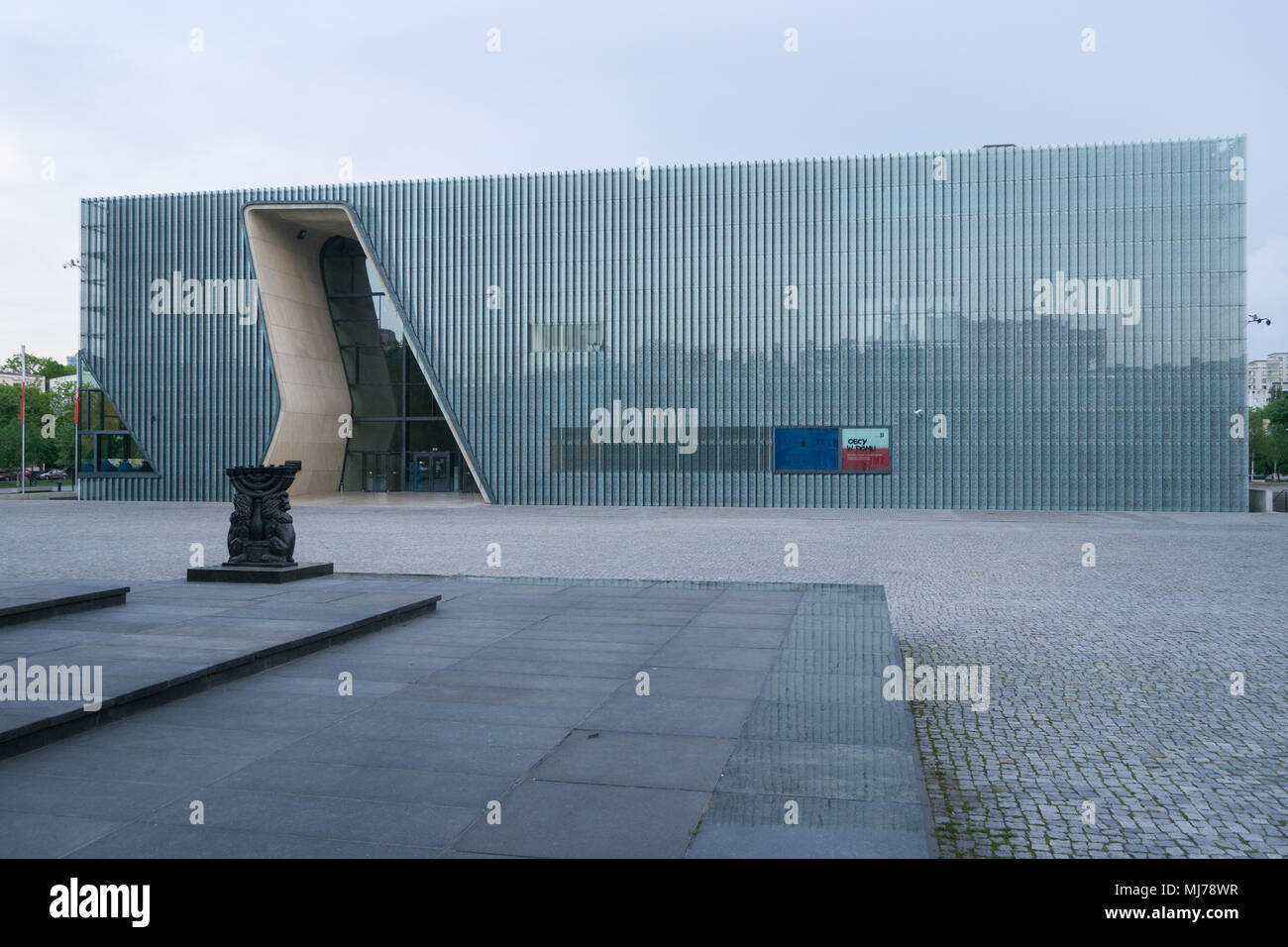 Warschau, Polen - 03.Mai 2108: Außenfassade des Museums der Geschichte der Polnischen Juden in der Dämmerung, Stockfoto