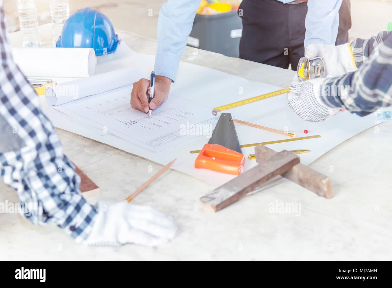 Bauingenieur und Vorarbeiter treffen und arbeiten auf der Blaupause. Architekten Arbeitsplatz, architektonisches Projekt blueprints Lineal Taschenrechner. Stockfoto