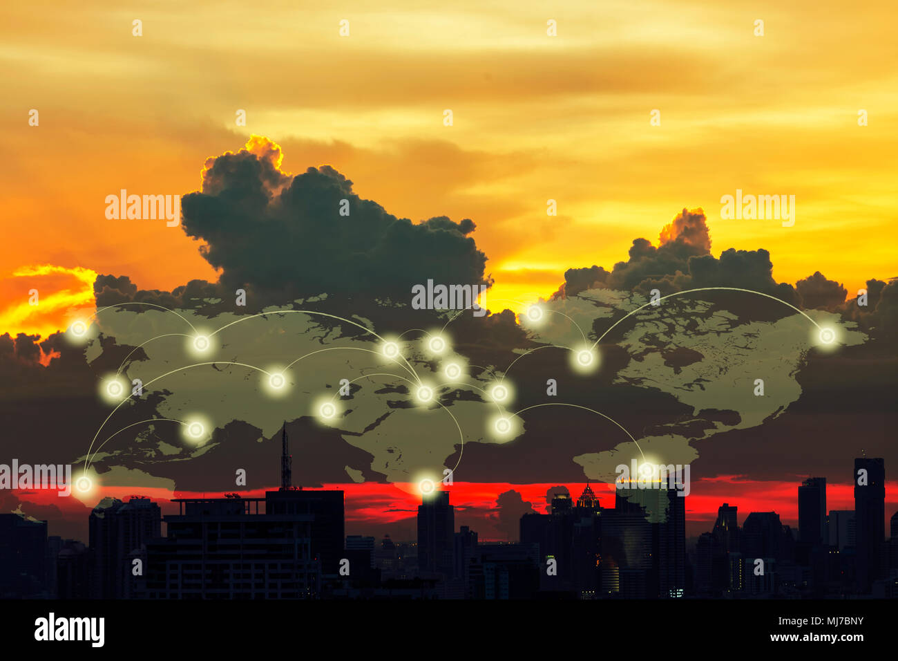 Globale digitale Verbindung Kommunikation soziale Netzwerk Konzept. Verbindung leuchtenden Punkte und Linien auf der Weltkarte in den Himmel. Die digitale Technologie backgrou Stockfoto