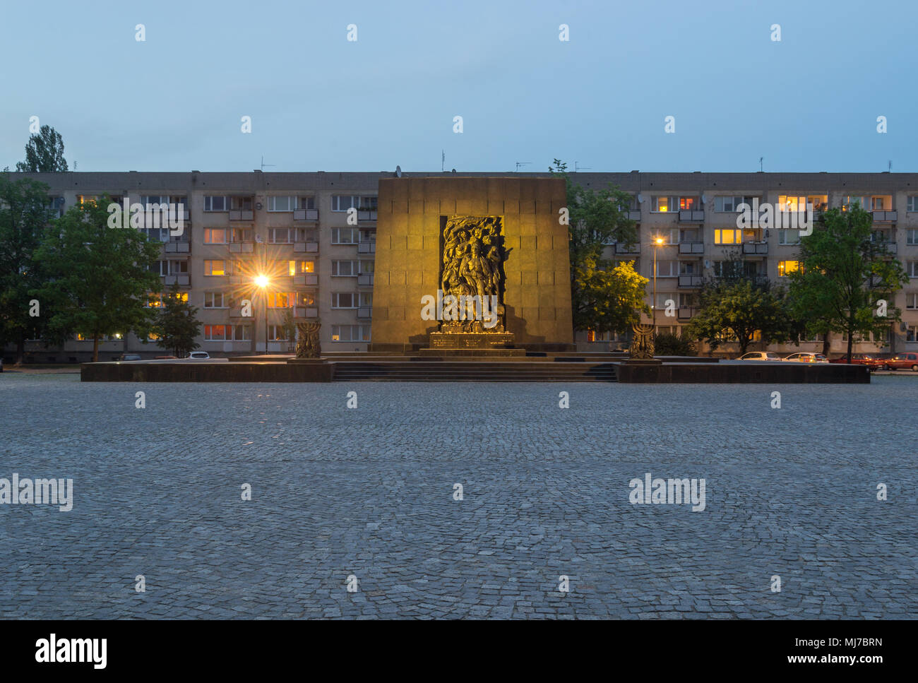 Warschau, Polen - 03.Mai 2108: Außenfassade des Museums der Geschichte der Polnischen Juden in der Dämmerung, Stockfoto