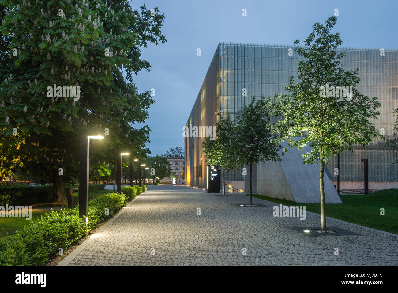 Warschau, Polen - 03.Mai 2108: Außenfassade des Museums der Geschichte der Polnischen Juden in der Dämmerung, Stockfoto