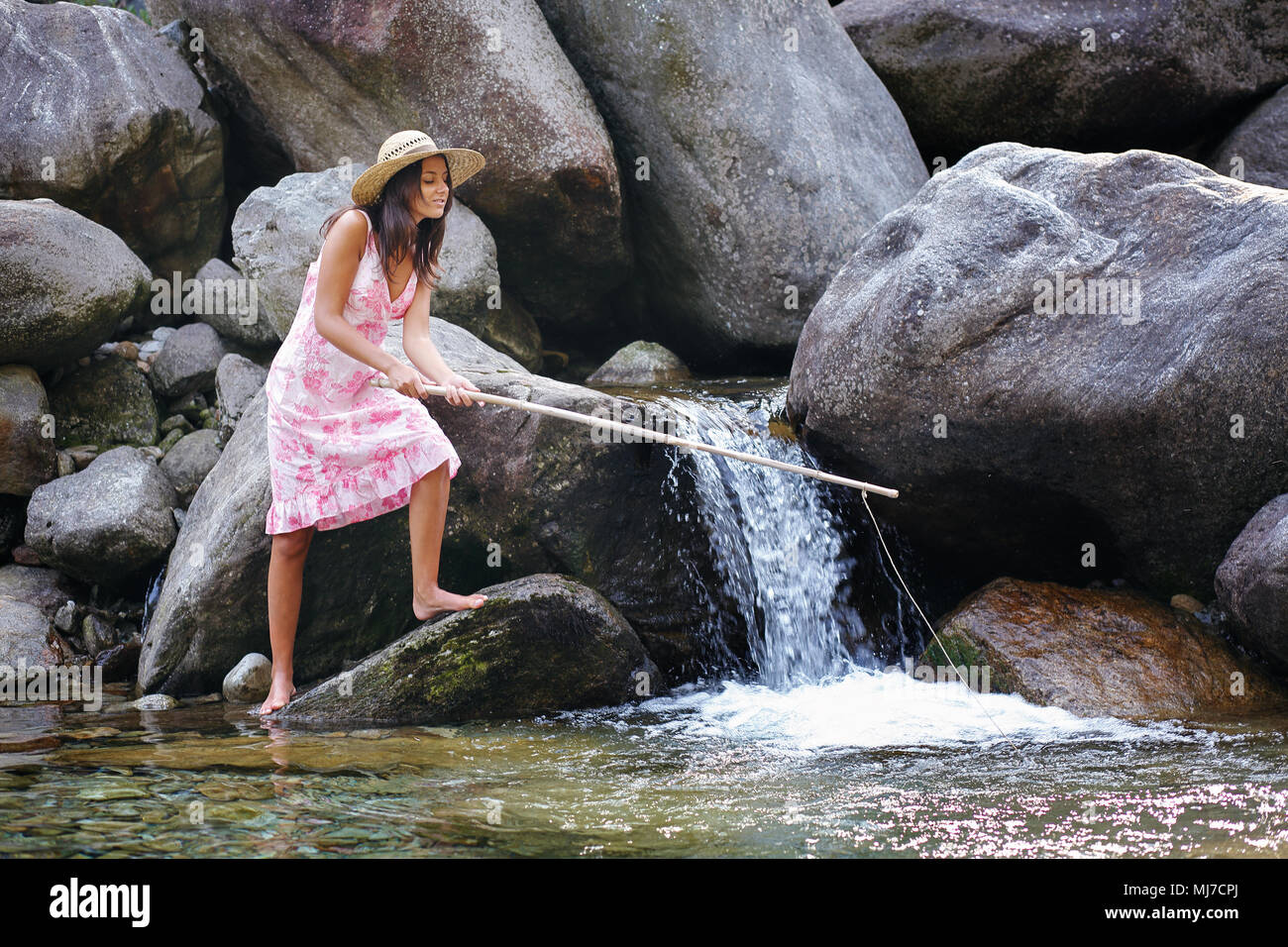 Schöne junge Frau, die in einem Fluss. Spaß und in der Natur entspannen Stockfoto