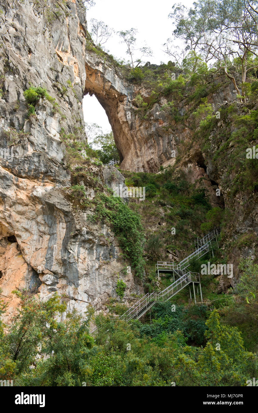 Kalkstein Natural Arch und Klippen an der Jenolan Caves. NSW, Australien Stockfoto