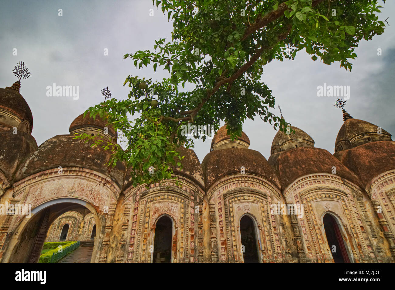 Äußeren Kreis mit Nava Kailash (108 Shiva Tempel) Ambika Kalna, West Bengal, Indien Stockfoto