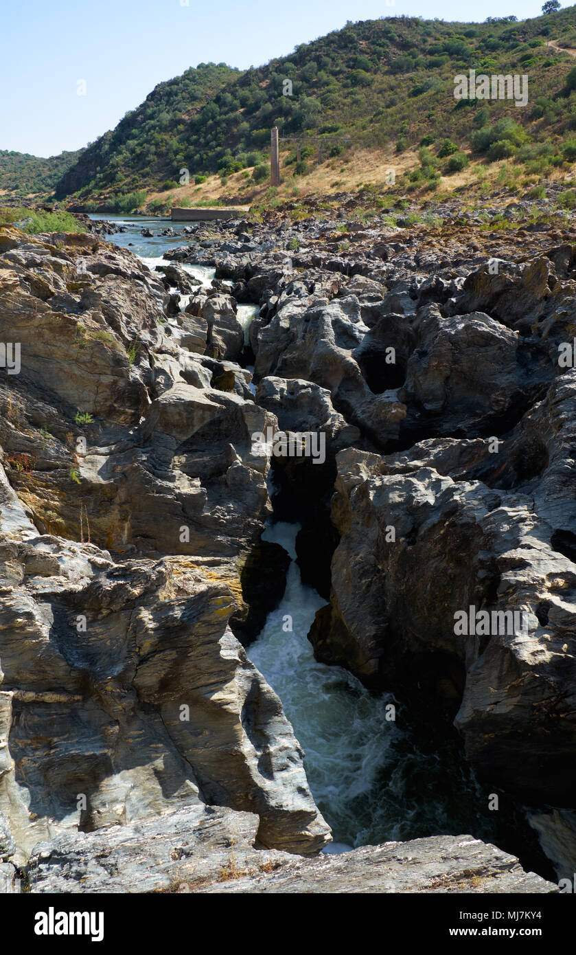 Pulo do Lobo (Wolf's Leap) Wasserfall ist ein Wasserfall des Flusses Guadiana, die das Wasser findet seinen Weg durch die Kalkfelsen, Alentejo, Portugal Stockfoto