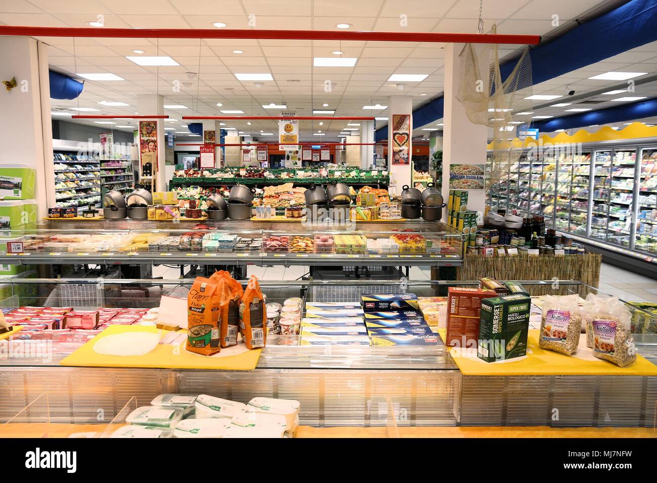 Apulien, Italien, 31. MAI 2017: Supermarkt store Innere in der Region Apulien in Italien. Italienische Verbraucherpreise haben 14 Prozent in 10 Jahren (2007-20 gewachsen Stockfoto