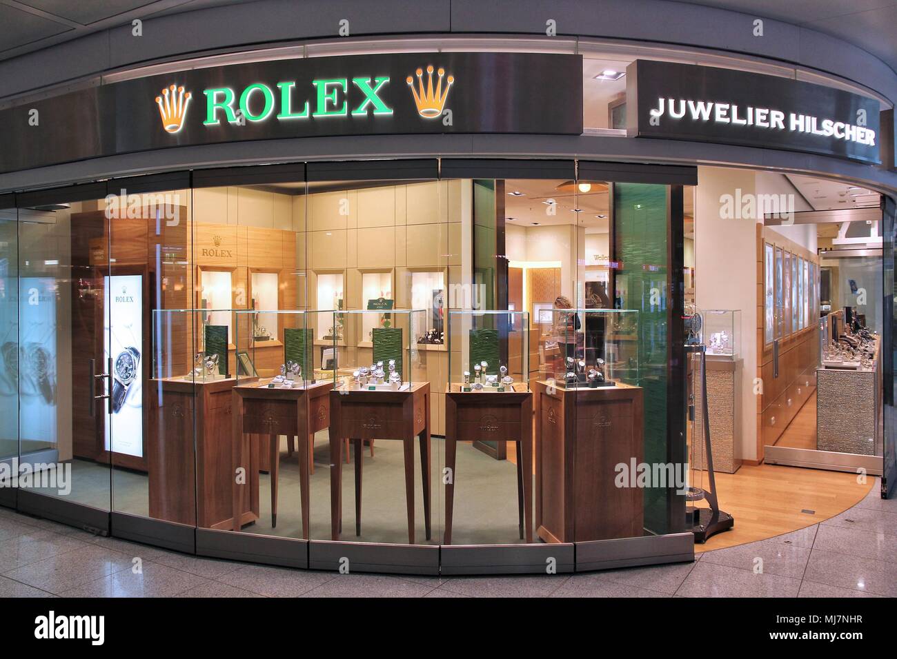 München, Deutschland - 1. APRIL 2014: Juwelier Hilscher Rolex Watch store  am Internationalen Flughafen München in Deutschland. Rolex wurde im Jahr  1909 gegründet. Es produzieren Stockfotografie - Alamy