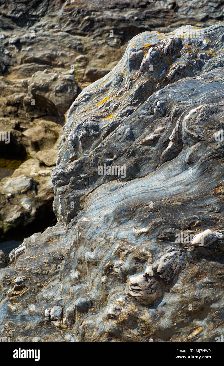 Kalkstein Schiefer twisted Schichten bilden die Bank von Fluss Guadiana an Pulo Lobo Wasserfall. Guadiana River Valley Natural Park. Alentejo, Portugal. Stockfoto