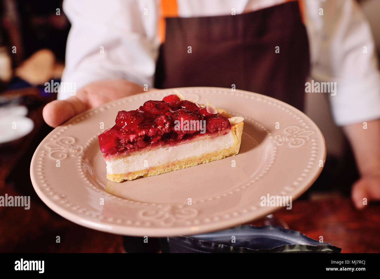 Stück leckeren Kuchen oder Käsekuchen mit Himbeeren auf einer Platte close-up Stockfoto