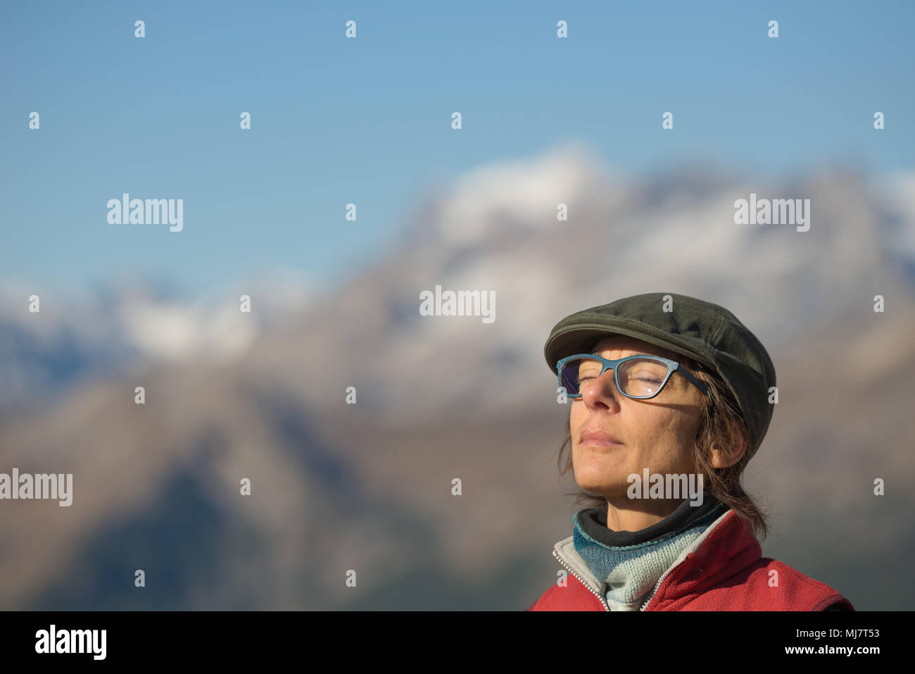 Wanderer auf dem Berg oben Sonnenbaden, Massif des Ecrins Nationalparks, die europäischen Alpen, Vintage getonten Bild, Rückansicht, alten Retro Style. Stockfoto