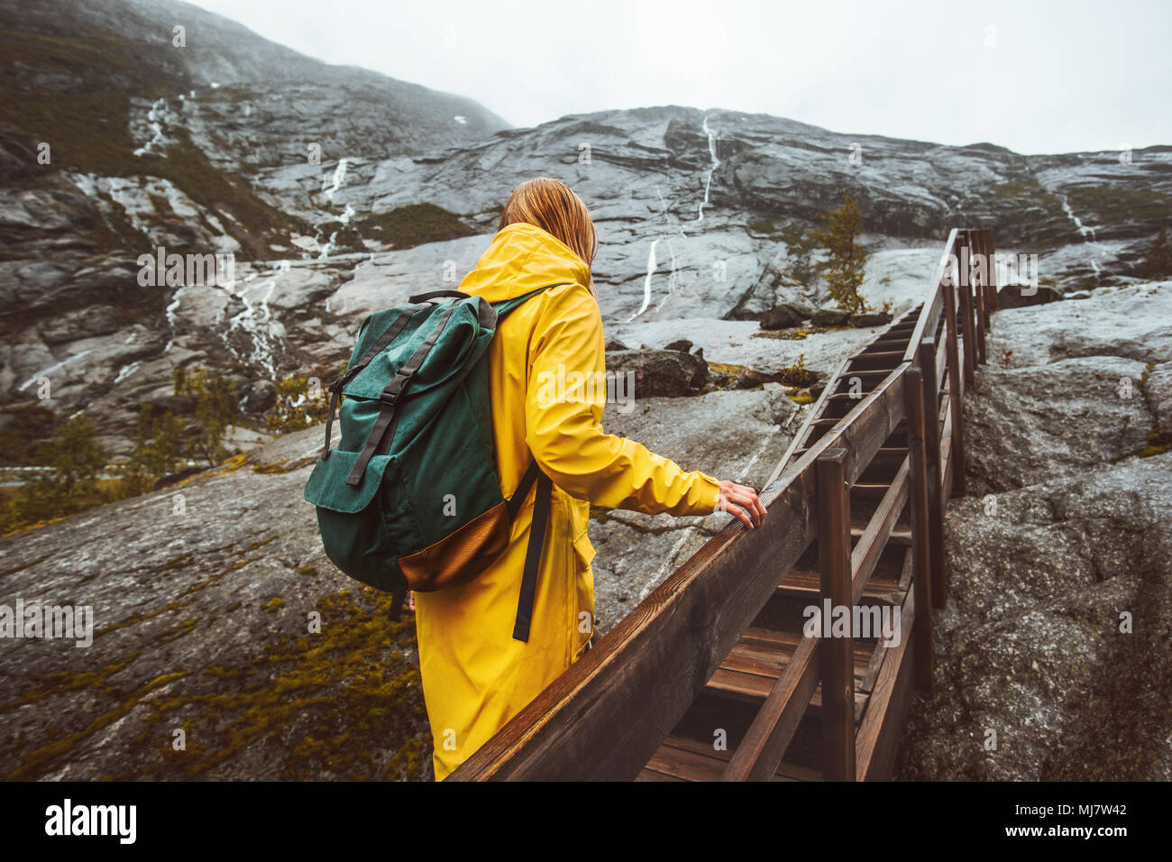 Reisende Frau klettern die Treppen hoch in den Rocky Mountains solo Reisen Abenteuer Lifestyle aktive Ferien in Norwegen Stockfoto