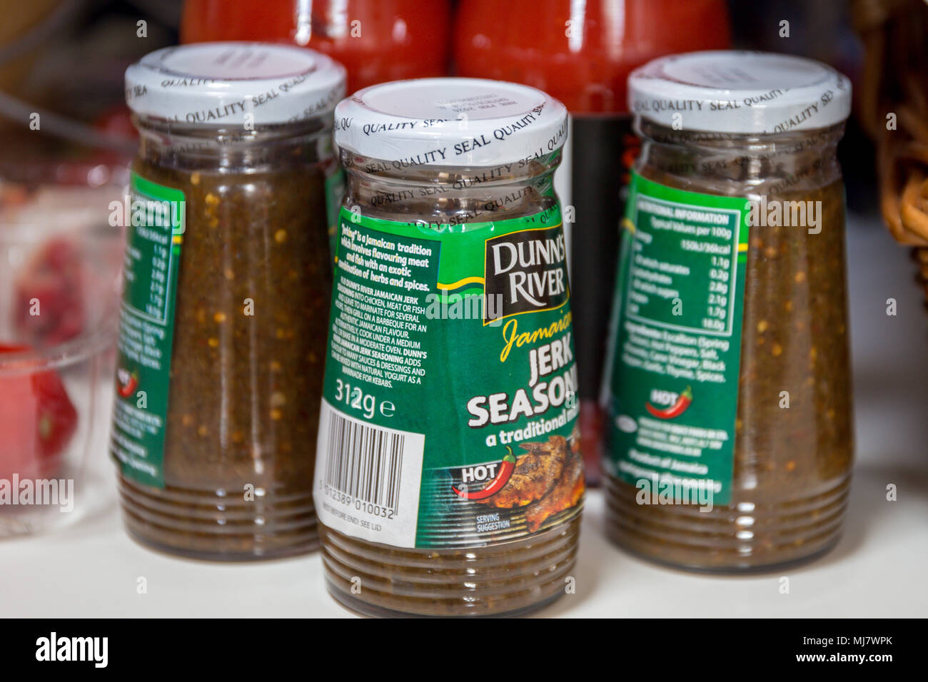 Gläser von Dunn's River Jerk Seasoning, ein würzig aromatische Reiben oder Marinade in der karibischen Küche verwendet, insbesondere mit Jamaika verbunden. Stockfoto