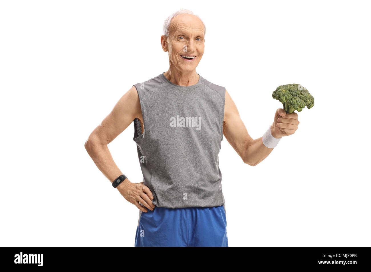 Ältere Mann in Sportkleidung holding Brokkoli auf weißem Hintergrund Stockfoto