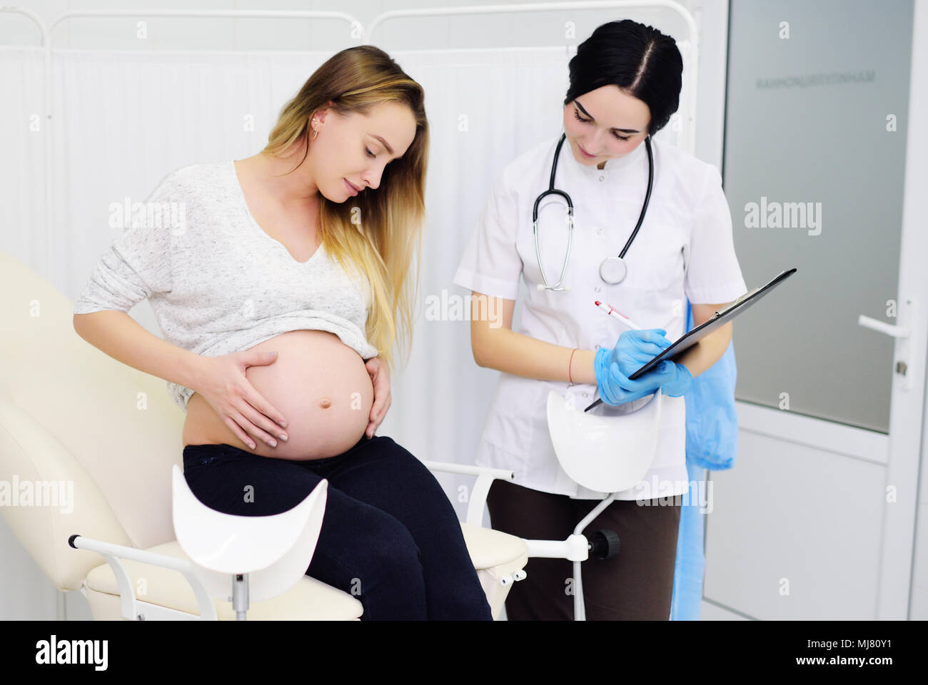 Spannende Nackte Frauen Beim Arzt Bild