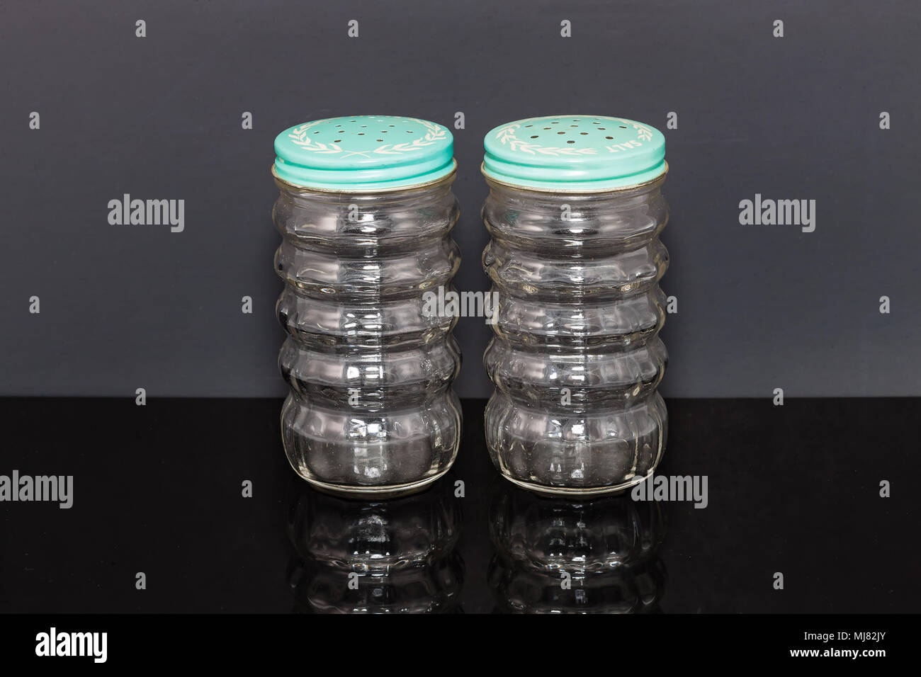 Ein Köche paar Glas Salz- und Pfefferstreuer set. Diese sind die ersten s/p Shakers, die ich jemals daran erinnern, im Haus verwendet. Es war ein Regal in gebaut Stockfoto