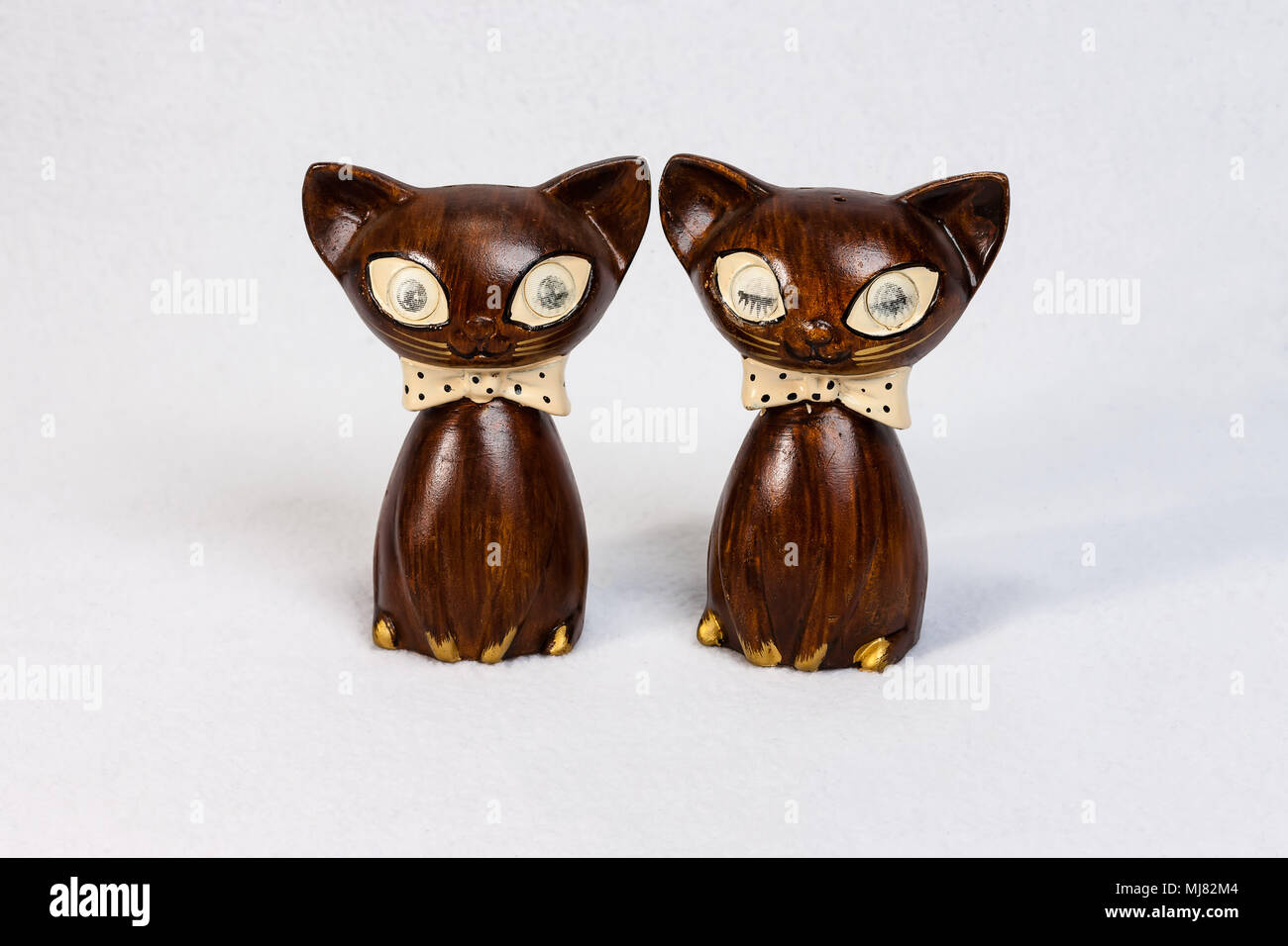 Mittelgroße Katze aus Holz Salz- und Pfefferstreuer set Stockfoto