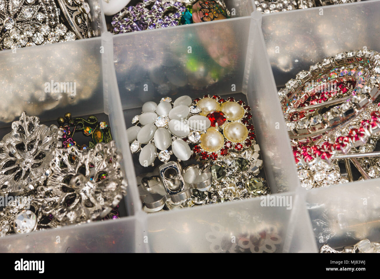 Ein paar Tasten aus großen Steinen verwendet Schmuck zu schaffen Stockfoto