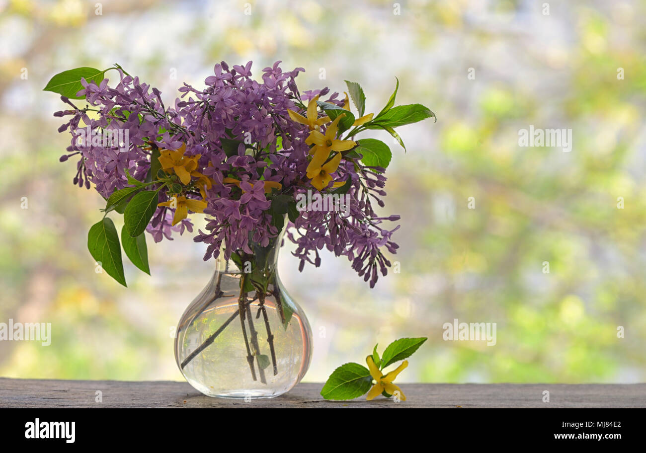 Spring Lilac Bouquet auf dem hölzernen Tisch Stockfoto