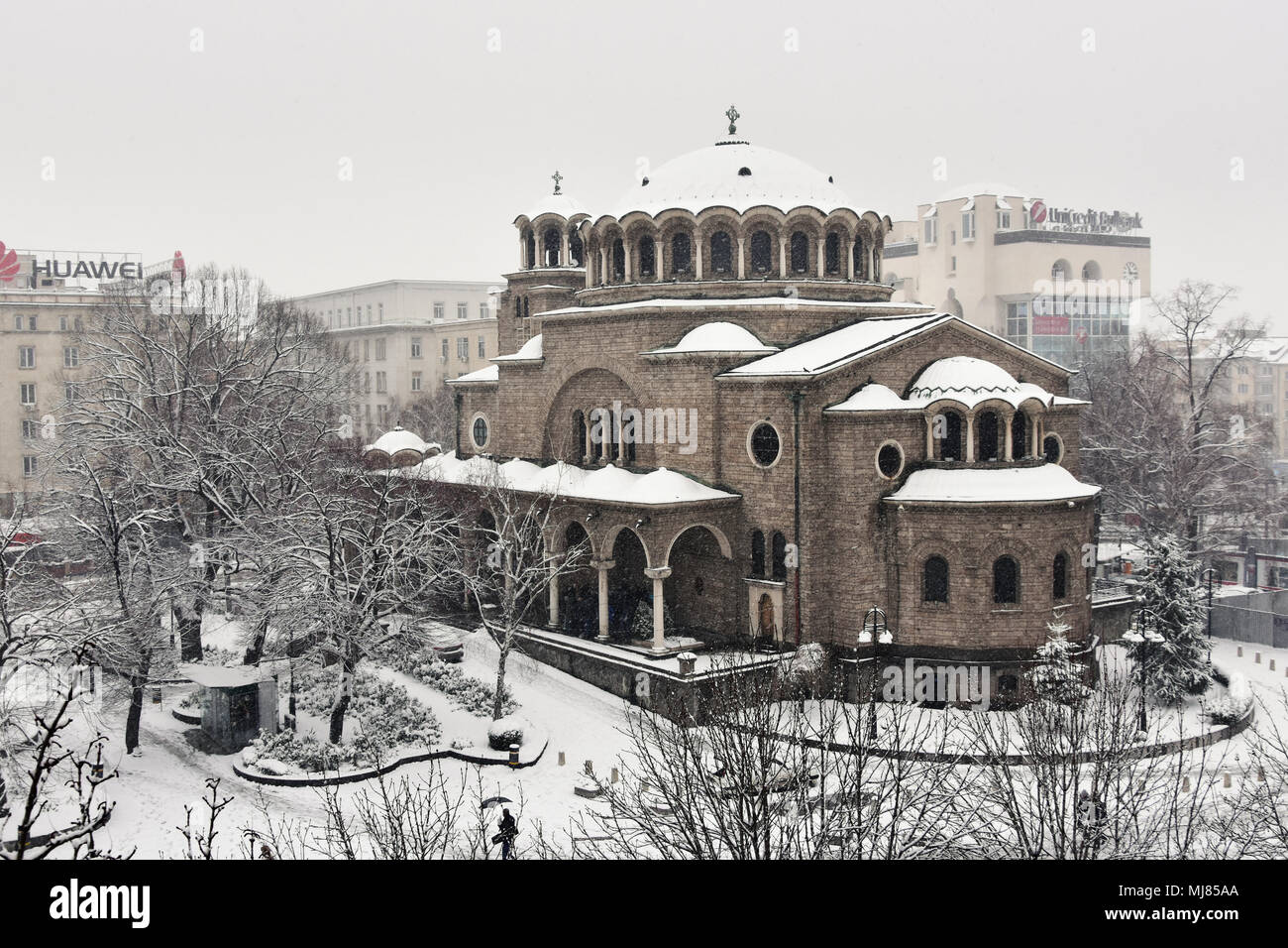 Sofia, Bulgarien - 22. März 2018: Kalte verschneite düsteren Wintertag in Sofia Stadt. St. Nedelja Orthodoxe Kirche und St. Nedelja Square im Schnee Stockfoto