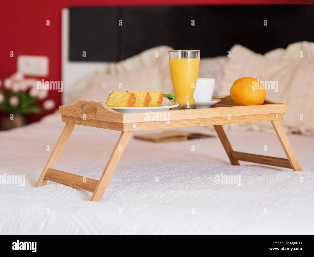 Frühstück im Bett ein Glas Orangensaft Stockfoto