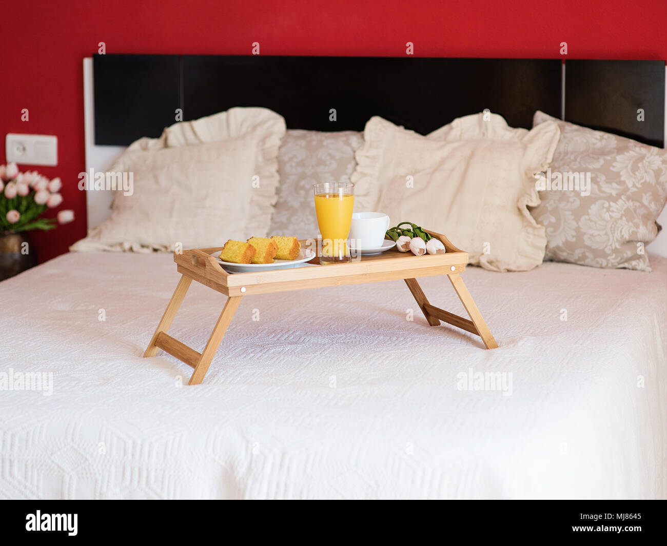 Frühstück im Bett ein Glas Orangensaft Stockfoto