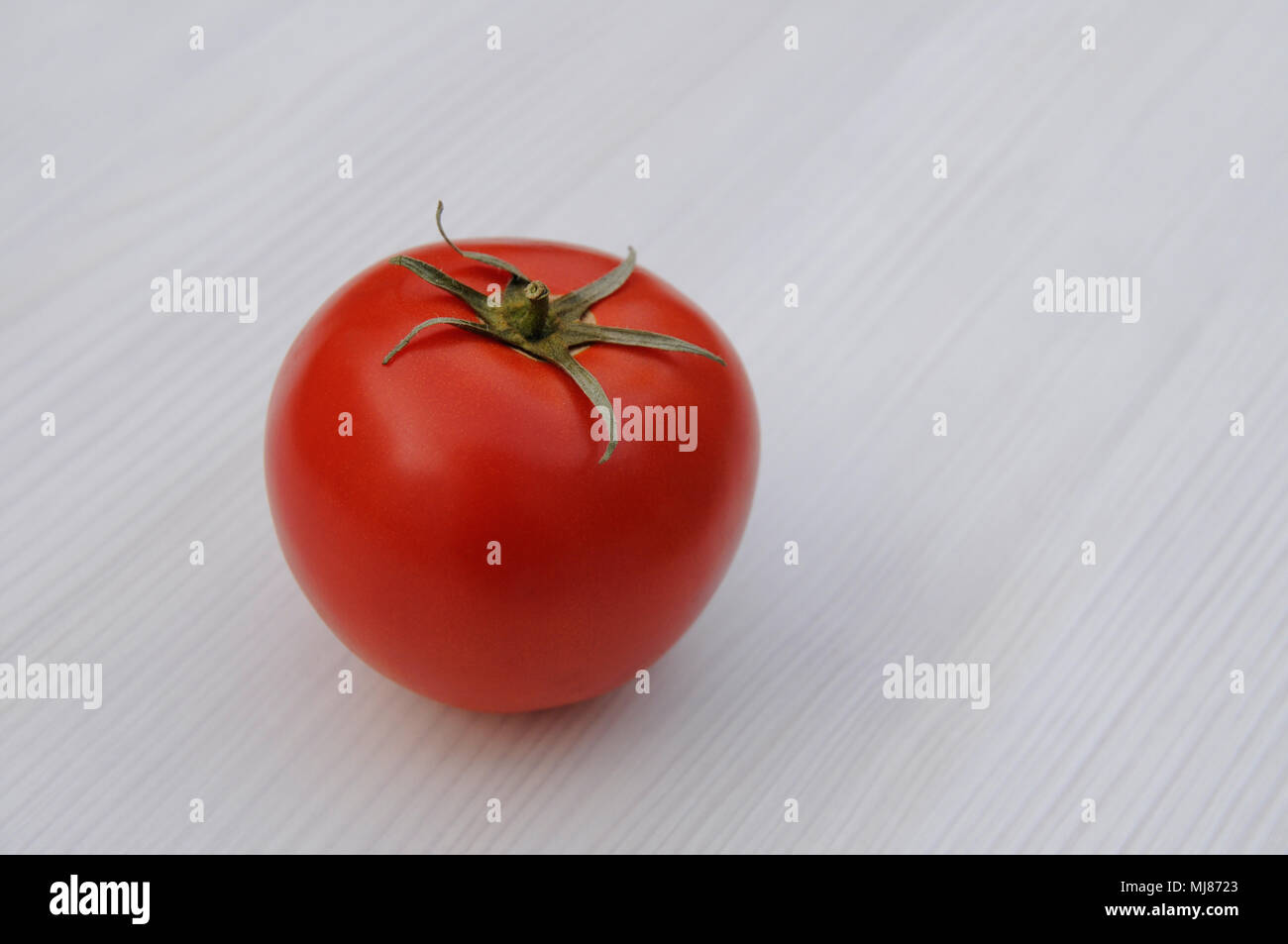 Rote Tomaten auf weißem Holz- Hintergrund Stockfoto