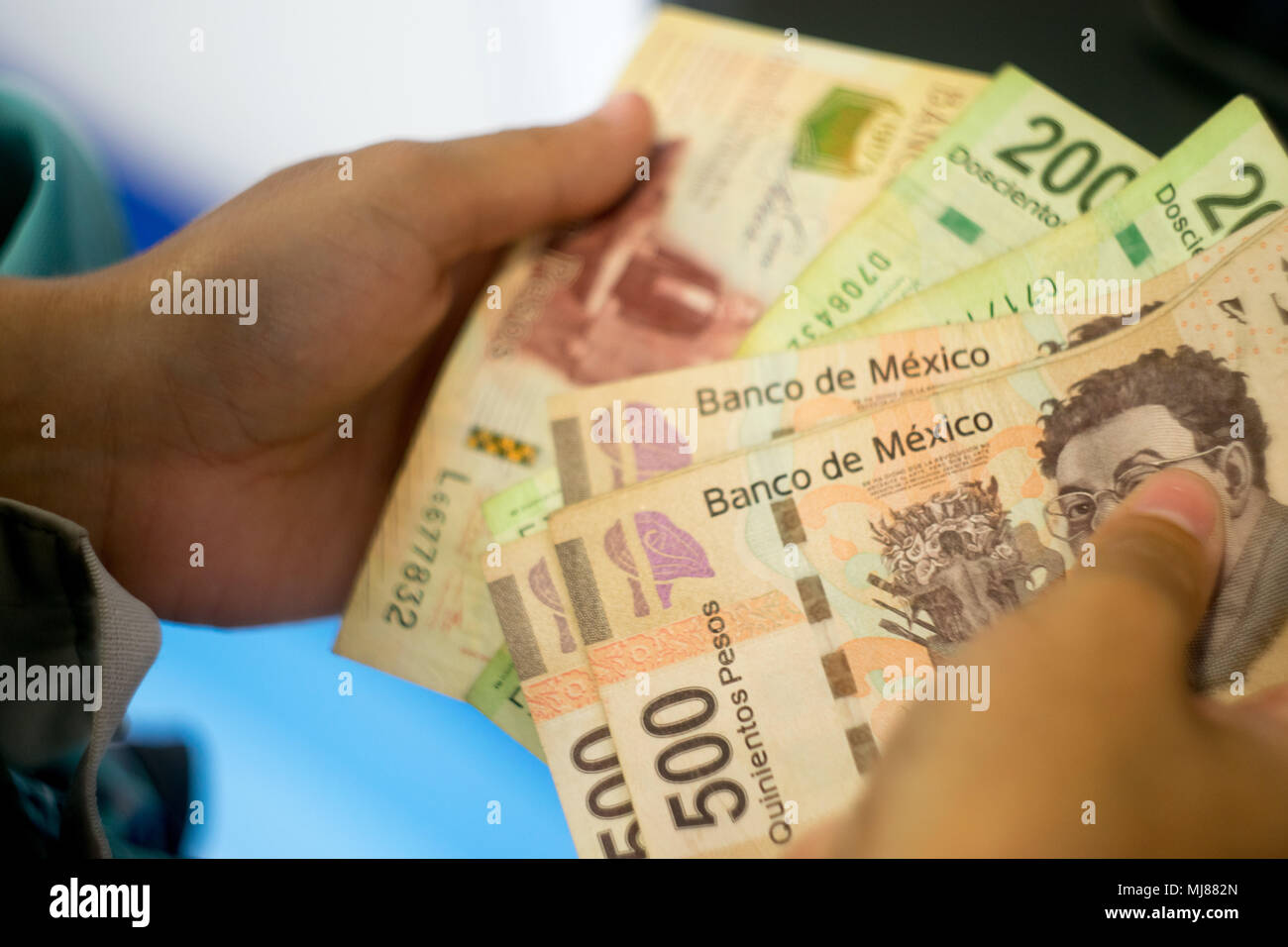 Hände zählen Mexikanischen Geld Stockfoto