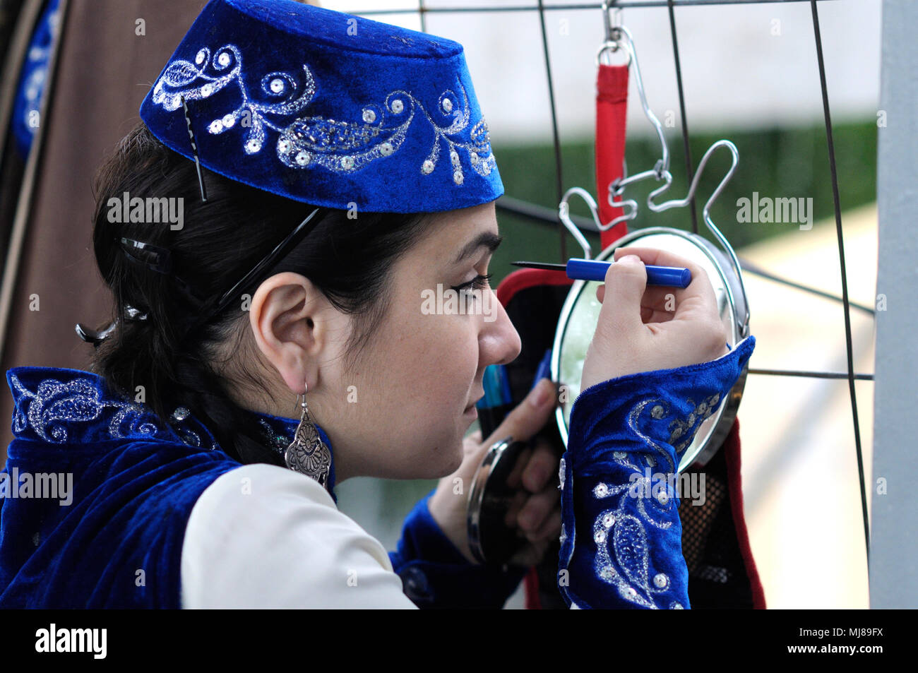 Krimtatarischen Tänzerin im nativen Kleid vorbereiten für Konzert, Verkleiden und Schminken. Das Feiern von Hidirellez. April 23,2018. Kiew, Ukraine Stockfoto