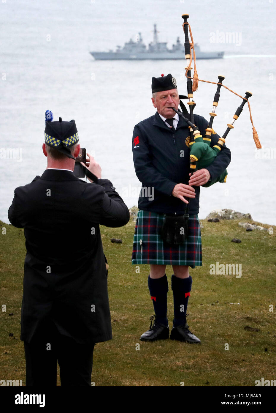Pipe Major Neil MacTaggart, aus der Islay Community band, spielt bei einem Gottesdienst im amerikanischen Moment an der Mull von Oa auf Islay, rund 700 Ersten Weltkrieg Soldaten, die ihr Leben in der Untergang der beiden US-Schiffe vor der Küste der kleinen schottischen Insel verloren zu erinnern. Stockfoto