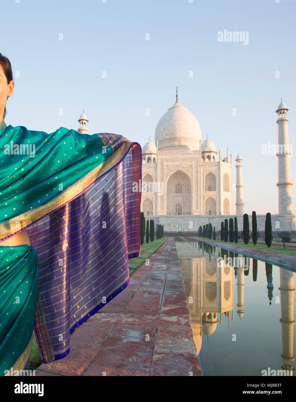 Ansicht der Rückseite Frau Sari am Taj Mahal Palace und Mausoleum, ein UNESCO-Weltkulturerbe, ein Palast mit weißen Wänden aus Marmor mit Intarsien Stockfoto