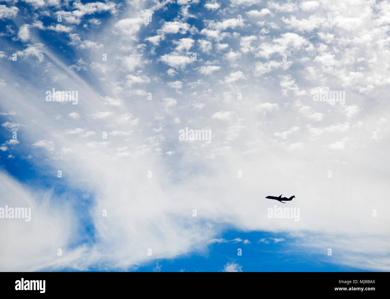 Passagiermaschine über bewölkter Himmel fliegen. Stockfoto