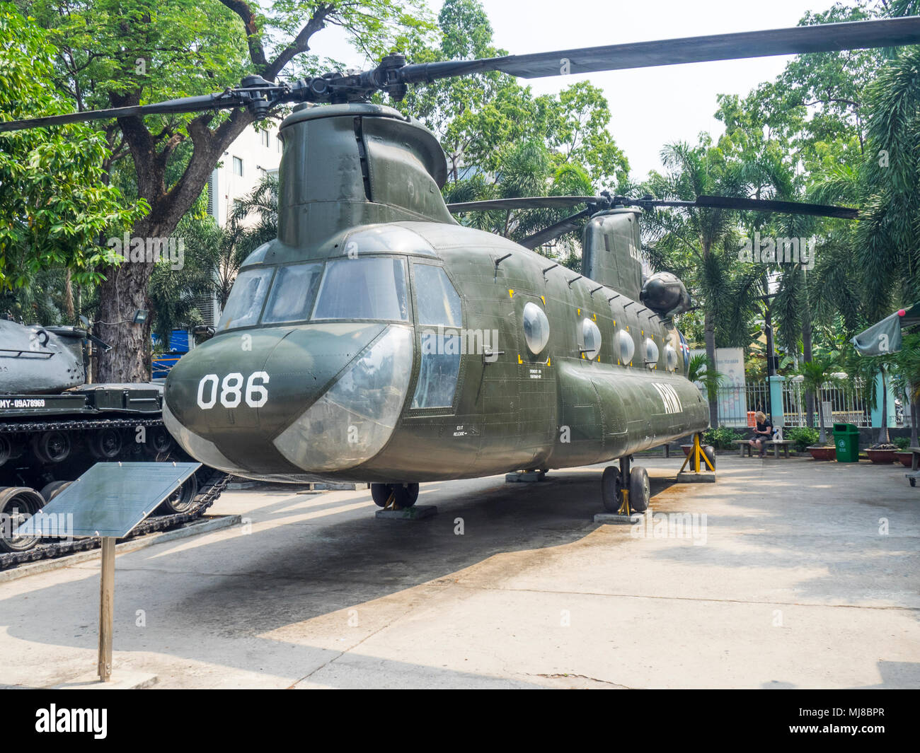 US-Armee Boeing CH-47 Chinook Hubschrauber aus dem Vietnamkrieg auf Anzeige an das War Remnants Museum, Ho Chi Minh City, Vietnam. Stockfoto