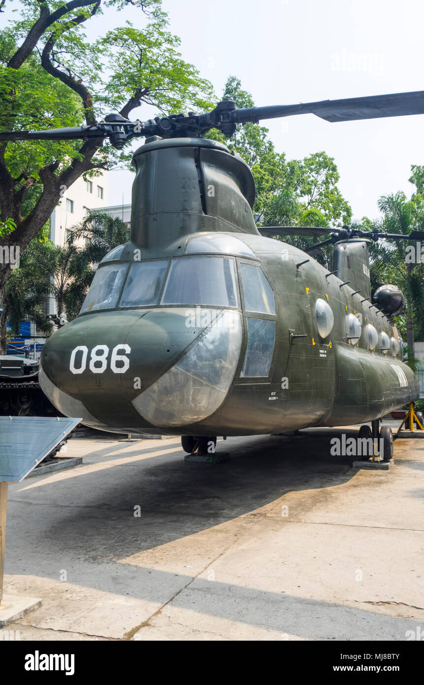 US-Armee Boeing CH-47 Chinook Hubschrauber aus dem Vietnamkrieg auf Anzeige an das War Remnants Museum, Ho Chi Minh City, Vietnam. Stockfoto