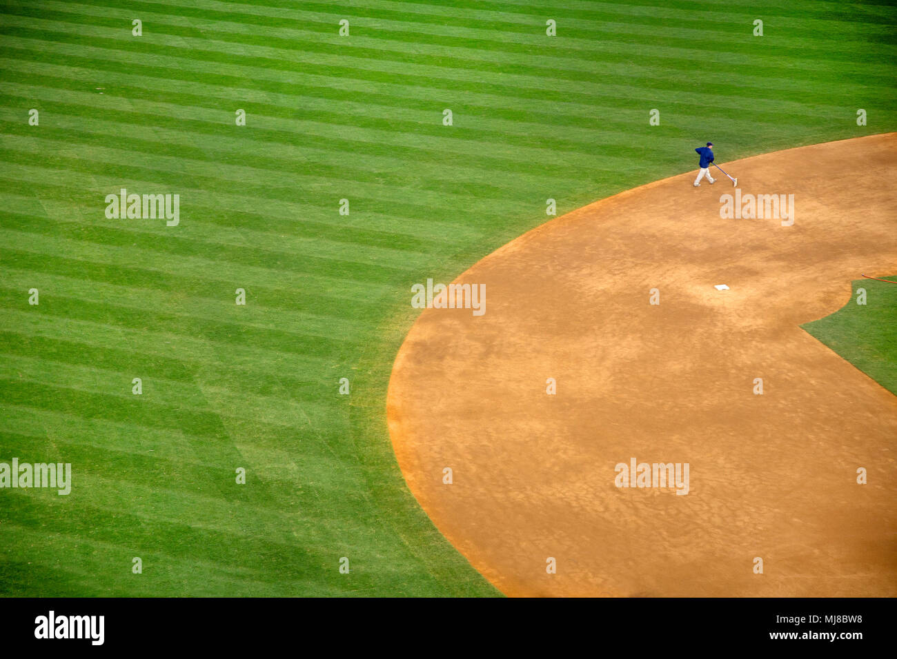 Hohe Betrachtungswinkel von Mann zu Fuß auf Baseball Feld in der Nähe der zweiten Base. Stockfoto