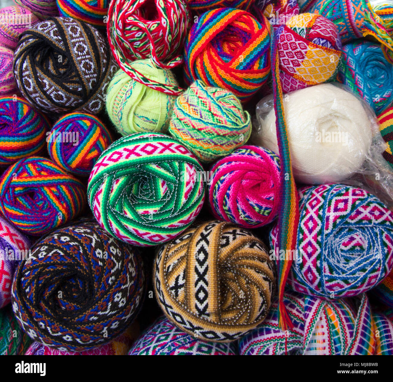Hohen Winkel in der Nähe von Auswahl von bunten Bällen der dekorativen Bänder mit geometrischen Mustern. Stockfoto