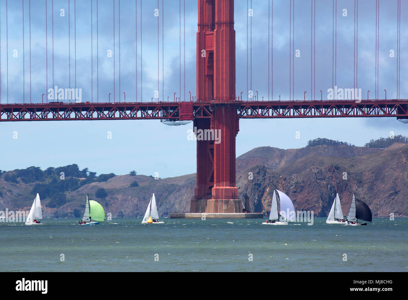 Segeln Boote unter der Golden Gate Bridge, San Francisco, Kalifornien, USA. Stockfoto