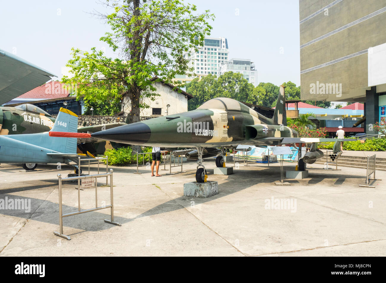 US Air Force Northrop F-5A Jagdflugzeug aus dem Vietnamkrieg auf Anzeige an das War Remnants Museum, Ho Chi Minh City, Vietnam. Stockfoto