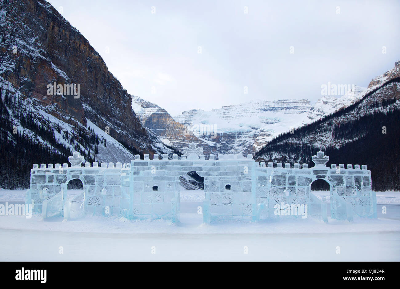 Ice Castle auf einem zugefrorenen See, mit der Bergkette im Hintergrund. Stockfoto