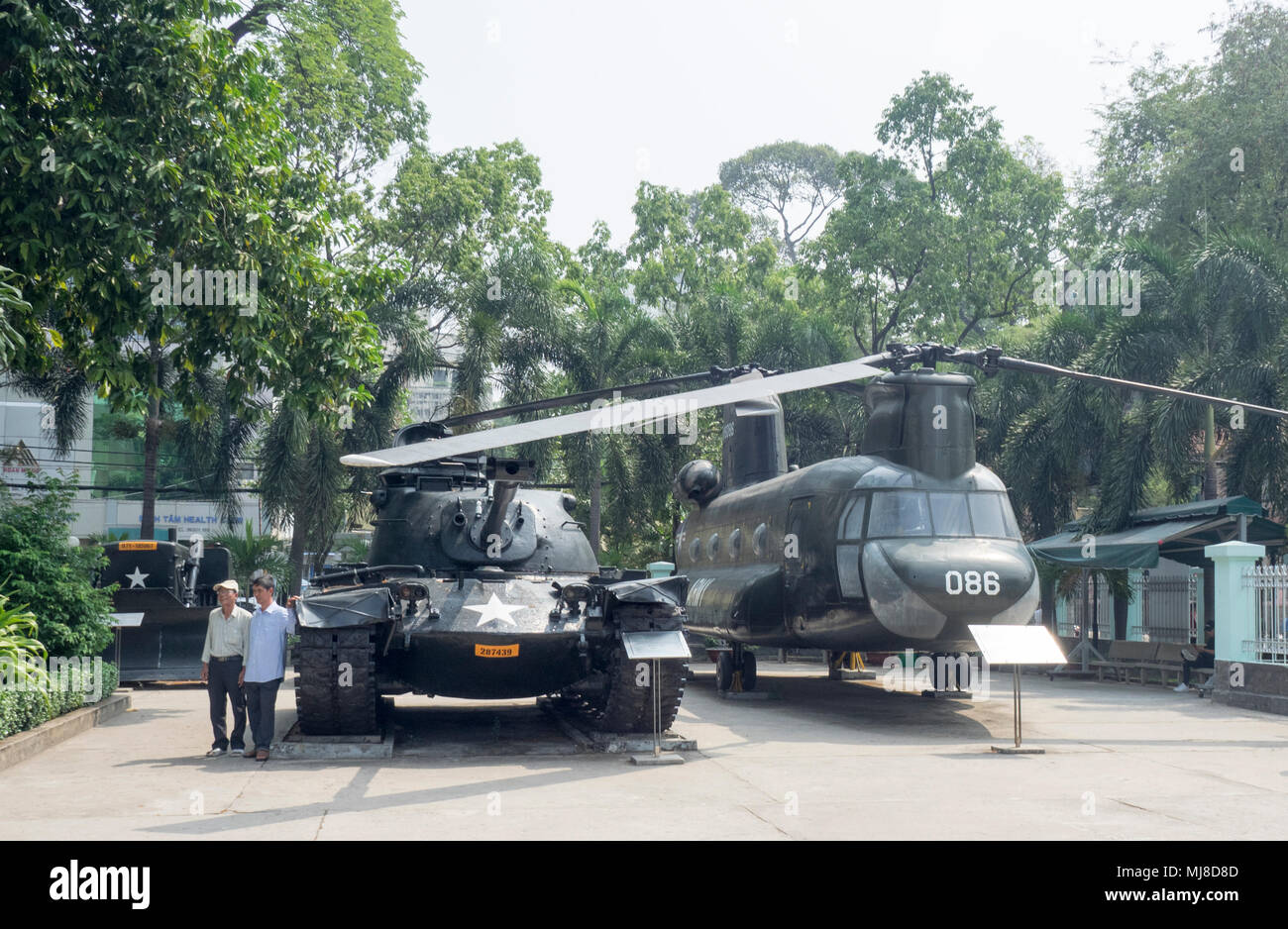 US-Armee Boeing CH-47 Chinook Hubschrauber und M48 Patton Tank aus dem Vietnamkrieg auf Anzeige an das War Remnants Museum, Ho Chi Minh City, Vietnam. Stockfoto